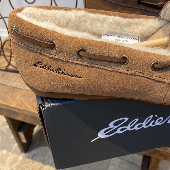 🆕 Eddie Bauer Women’s Shearling Moc Slippers - Picture 4 of 8